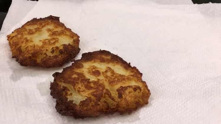 Alisin ang labis na taba upang makagawa ng mga pancake ng patatas