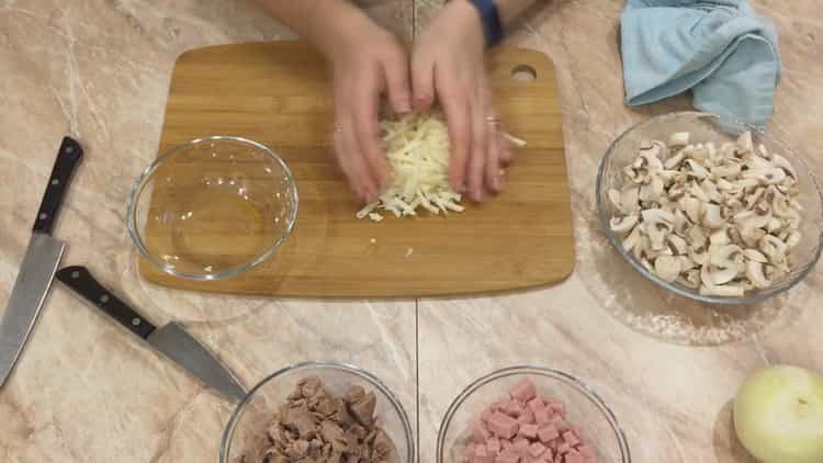 Upang makagawa ng julienne sa tartlets, rehas na keso