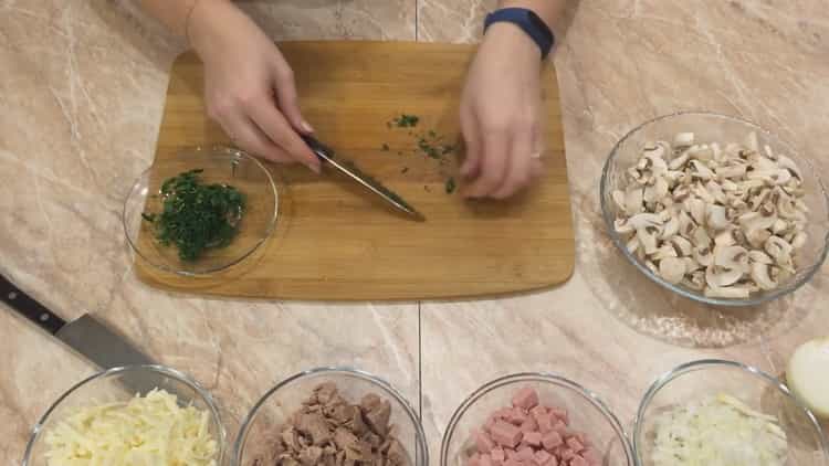 Upang magluto ng julienne sa tartlets, gupitin ang mga gulay