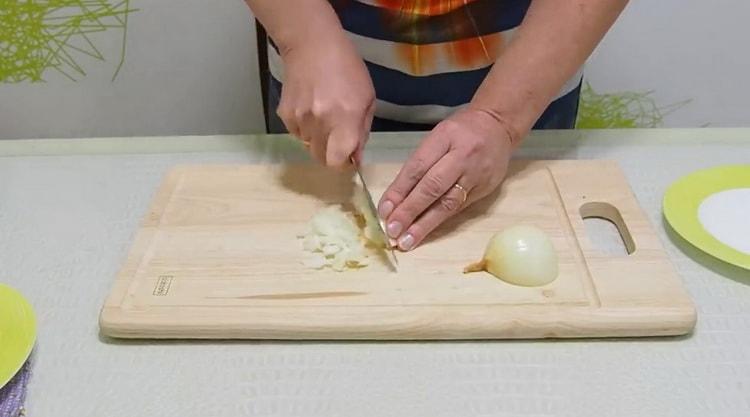 Upang makagawa ng julienne, i-chop ang sibuyas