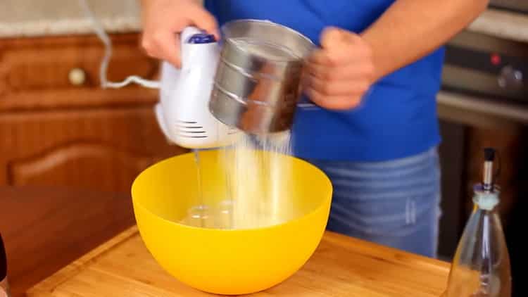 Upang makagawa ng puding, magdagdag ng harina