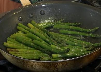 Paano magluto ng sariwang berdeng asparagus - ang pinakamahusay na bahagi ng ulam ng mga gulay 🥣