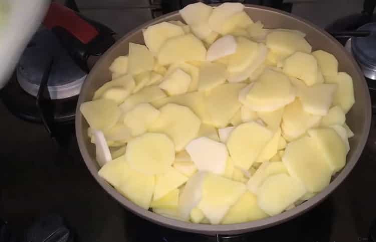 Fry ang mga patatas upang lutuin