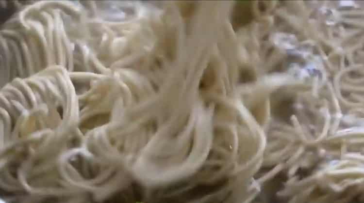 Upang magluto ng pansit, pakuluan ang pasta