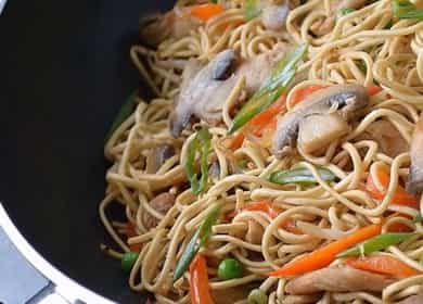 Ang mga pansit na Tsino na may manok at gulay ay hakbang-hakbang na recipe na may larawan