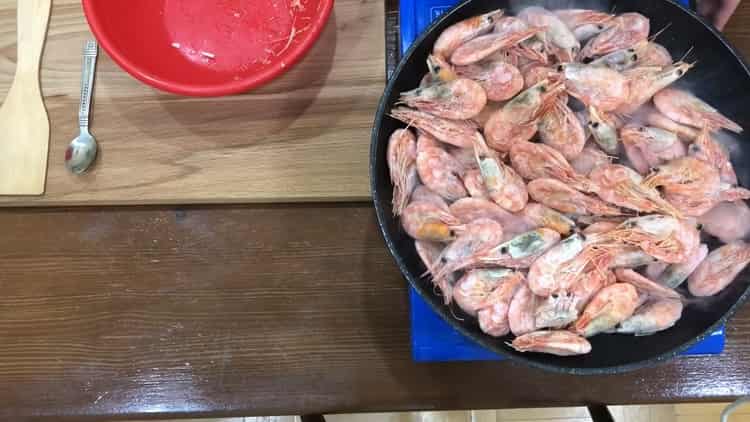 Ang pagluluto ng mga prawns sa toyo na pinirito ng bawang