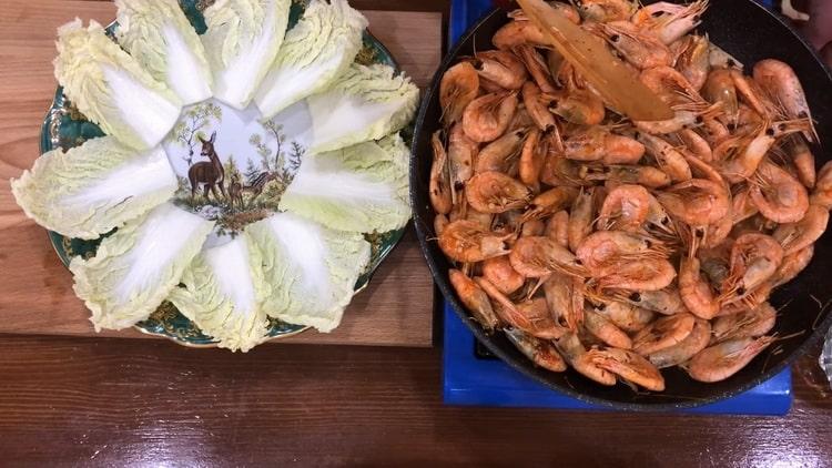 Pritong hipon sa toyo na may bawang ayon sa isang hakbang-hakbang na recipe na may larawan