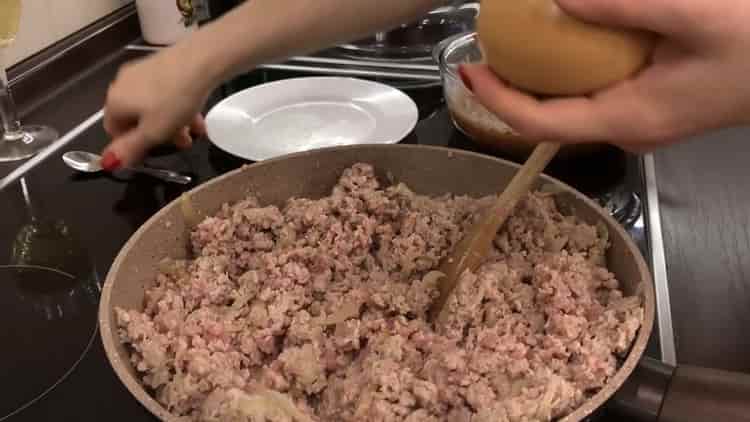 Upang makagawa ng lasagna, sauté minced meat