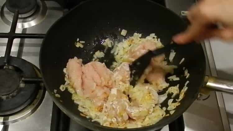 Upang makagawa ng lasagna, sauté minced meat