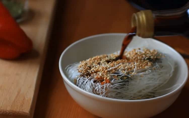 Magdagdag ng toyo upang gumawa ng mga fruncheza noodles