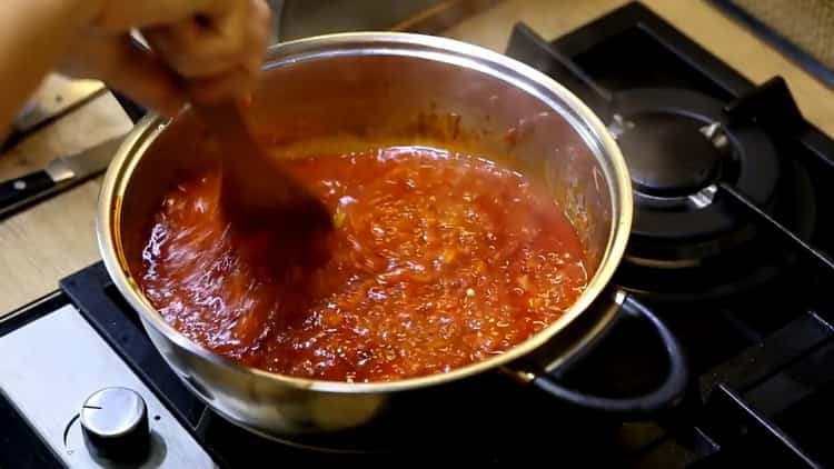 Magdagdag ng tomato paste upang lutuin