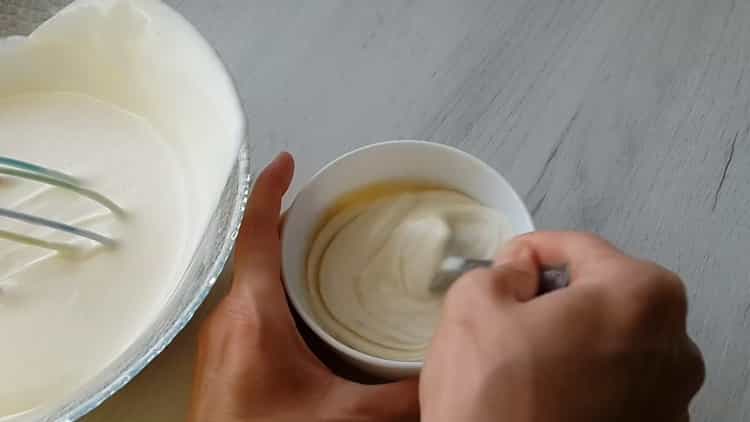 Paghaluin ang mga sangkap upang gawin ang mousse ng cake.