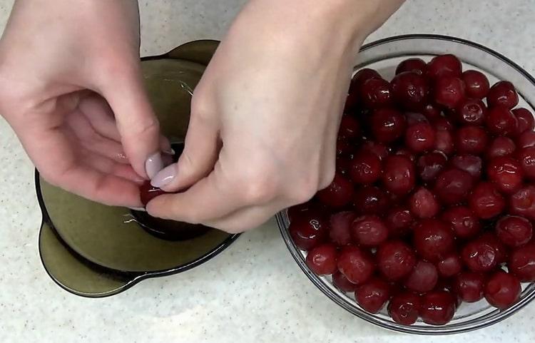 Maglagay ng mga cherry upang makagawa ng cake