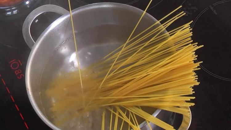 Paano magluto ng pasta na may hipon sa sarsa ng kamatis