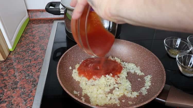 Magdagdag ng tomato paste upang makagawa ng isang i-paste