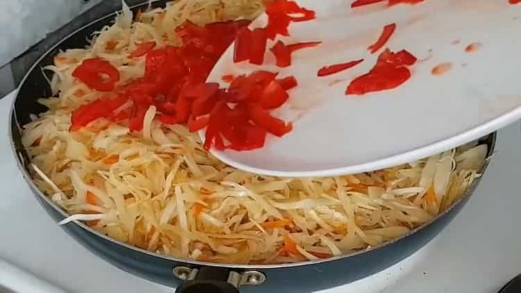 Upang makagawa ng mga pie sa repolyo, ihalo ang mga sangkap para sa pagpuno.