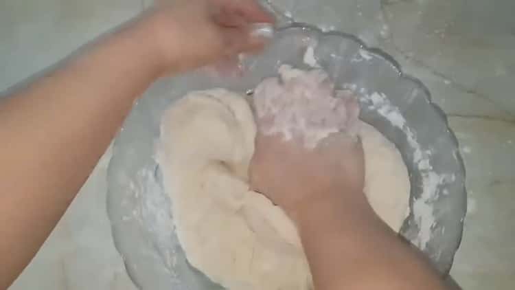 Pagsamahin ang mga sangkap ng kuwarta upang makagawa ng mga pie ng repolyo