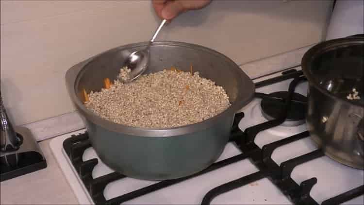 Upang makagawa ng perlas barley pilaf ihalo ang mga sangkap