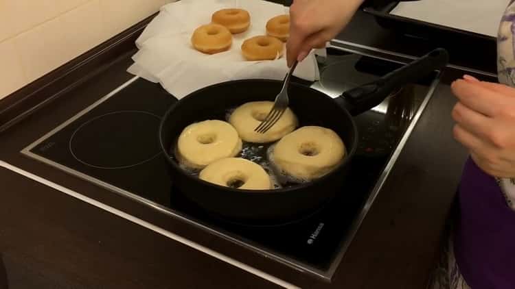 Upang makagawa ng American donuts, sauté