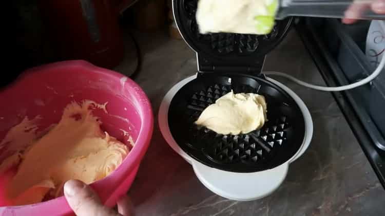 Upang makagawa ng waffles, maghanda ng isang gumagawa ng waffle