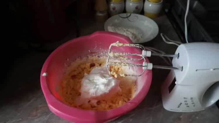 Upang makagawa ng mga waffles, gumawa ng isang kuwarta