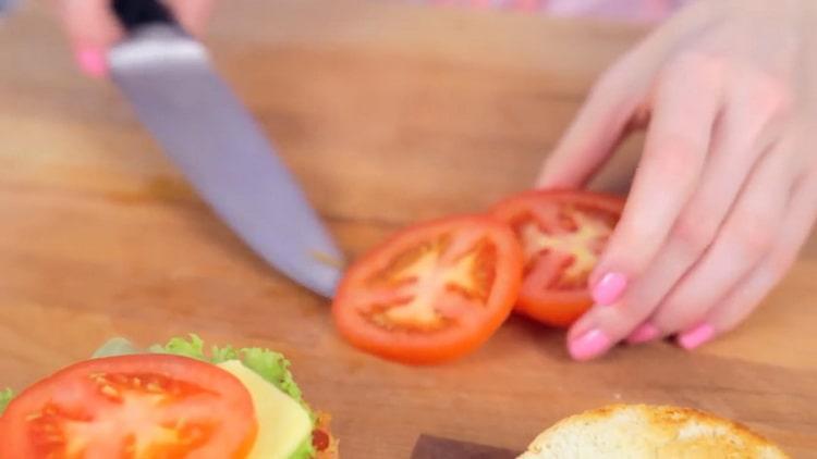 Upang magluto ng isang crabsburger, i-chop ang kamatis