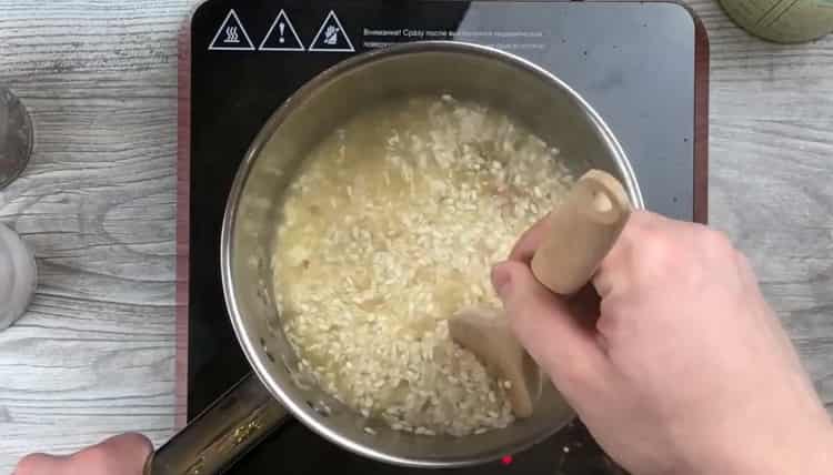 Upang makagawa ng risotto, ihanda ang alak