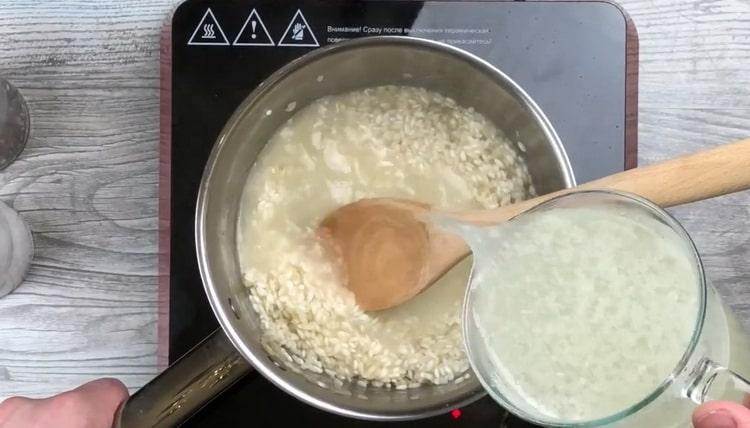 Pakuluan ang sabaw ng manok upang makagawa ng risotto