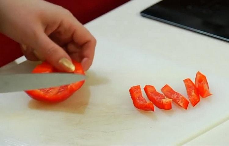 Upang maghanda ng salad, ihanda ang mga sangkap