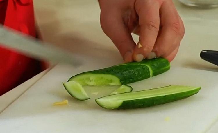 Upang makagawa ng salad, i-chop ang mga pipino