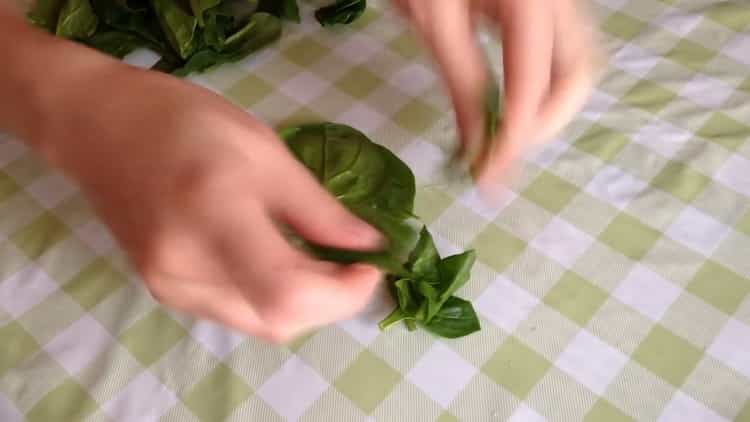 Upang makagawa ng salad, i-chop ang keso