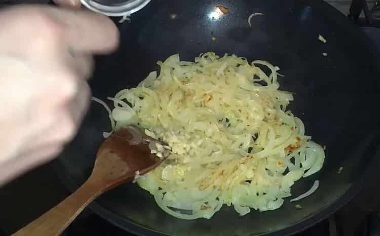 Magdagdag ng bawang upang lutuin