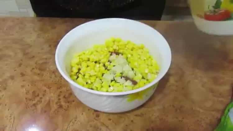 Upang makagawa ng salad, kuskusin ang bawang