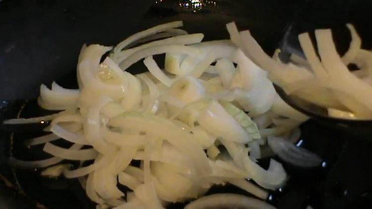 Fry ang sibuyas upang gumawa ng isang salad