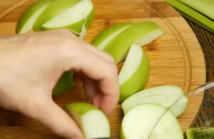 Upang makagawa ng juice, gupitin ang mga mansanas