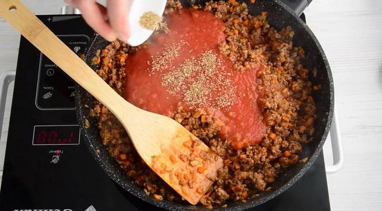 Upang makagawa ng spaghetti bolognese magdagdag ng puree ng kamatis