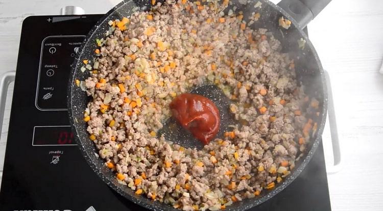 Upang makagawa ng spaghetti bolognese magdagdag ng tomato paste