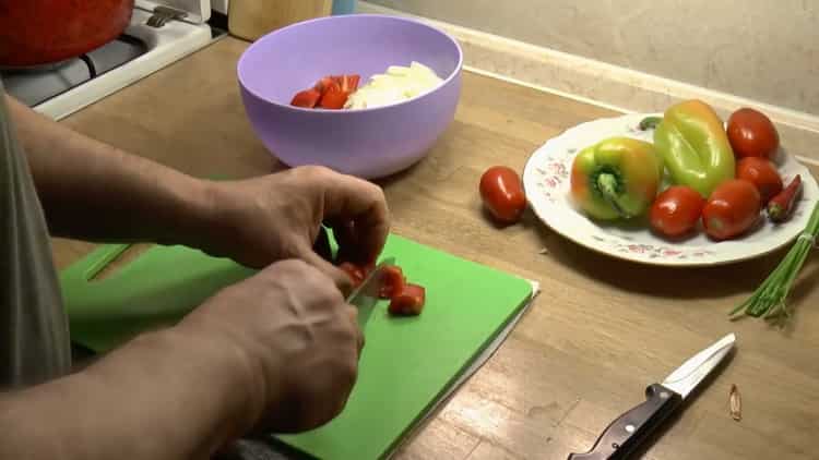 Upang gumawa ng sopas, i-chop ang mga kamatis