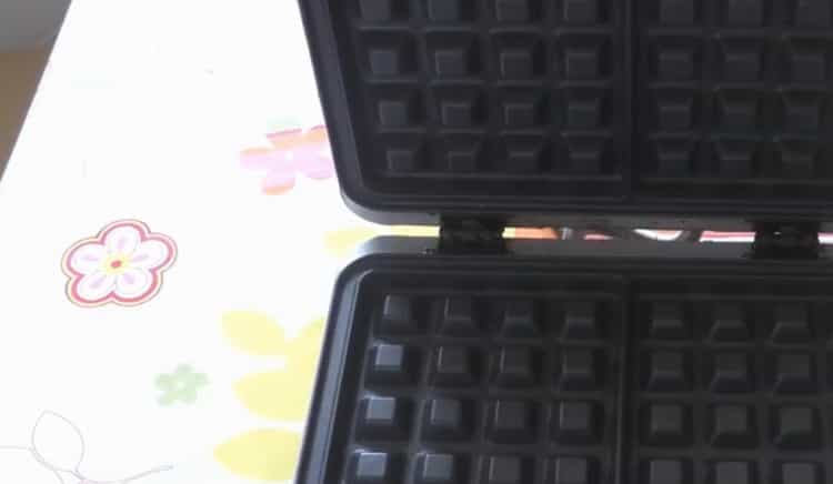 Ihanda ang pamamaraan para sa paggawa ng mga waffles