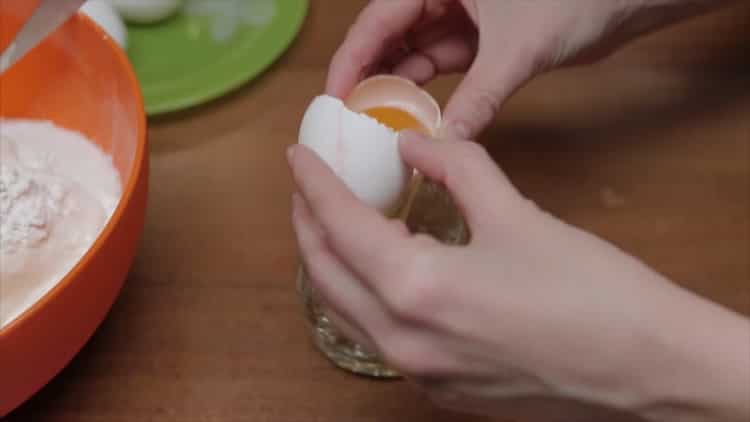 Paghiwalayin ang mga puti at yolks upang makagawa ng puding.