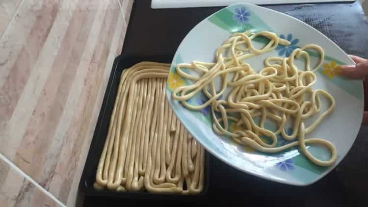 Upang ihanda ang masa para sa lagman, ihanda ang mga sangkap