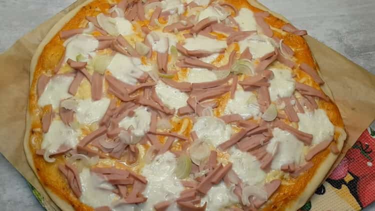 Ang manipis na lebadura ng pizza lebadura hakbang-hakbang na recipe na may larawan