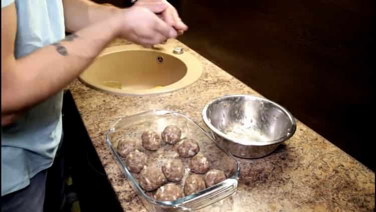 Upang magluto ng mga meatball, ihanda ang mga sangkap