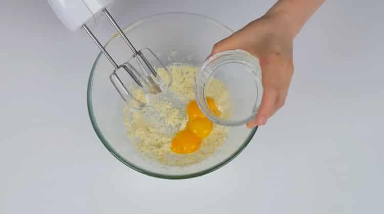 Upang ihanda ang cake, giling ang mga yolks