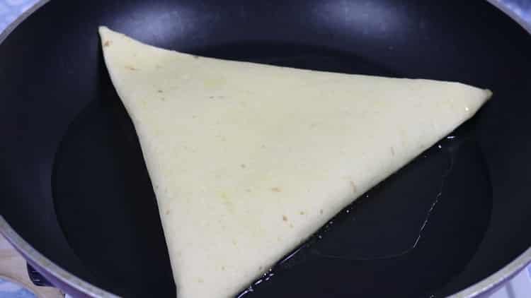 Upang makagawa ng isang klasikong tortilla, painitin ang kawali