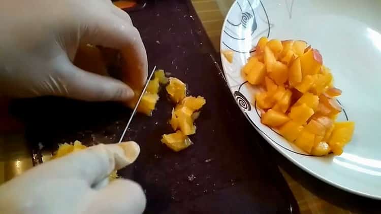 Upang makagawa ng halaya ng prutas, maghiwa ng isang orange