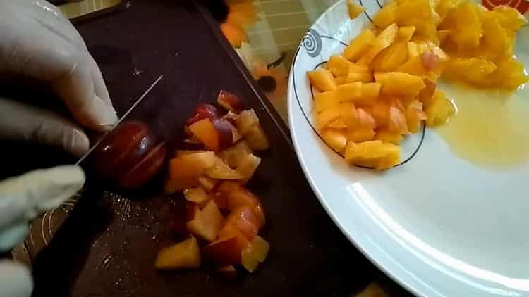 Upang makagawa ng jelly ng prutas, gupitin ang plum