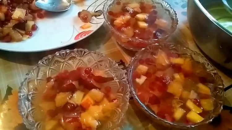 Upang makagawa ng halaya ng prutas, ibuhos ang mga jelly berries