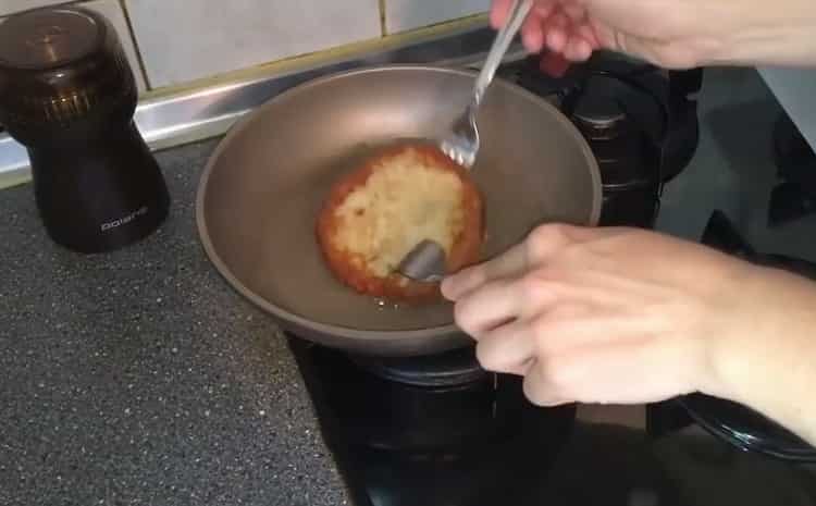 Upang makagawa ng isang chickenburger, sauté meatballs