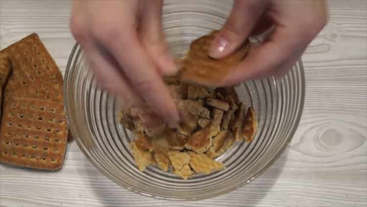 Masira ang cookies upang makagawa ng dessert